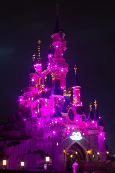 Château de Disneyland Paris illuminé la nuit lors du 20ème anniversaire — Photo