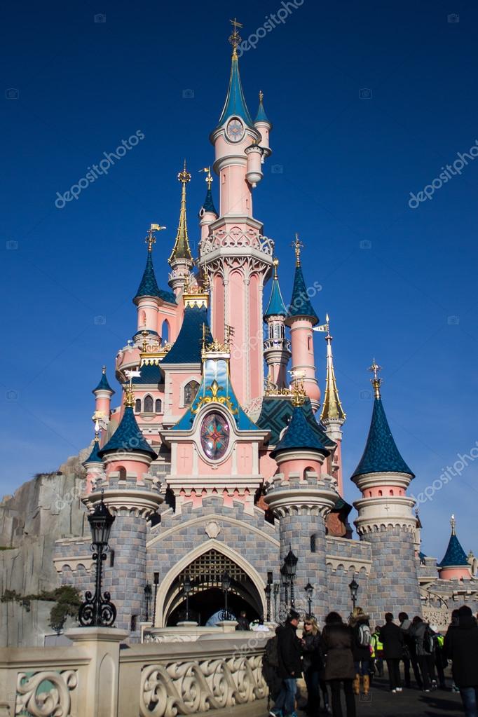 Disneyland paris castle hi-res stock photography and images - Alamy