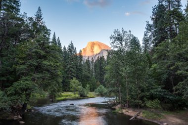 Gün batımında Half Dome Yosemite Milli Parkı, Kaliforniya, ABD.