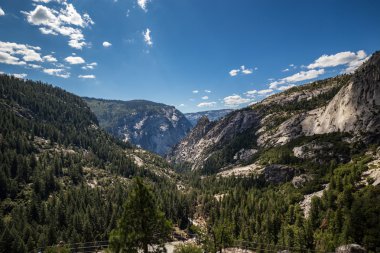 Görünümü, Yosemite Milli Parkı sis iz ve John Muir iz, Kaliforniya, ABD.