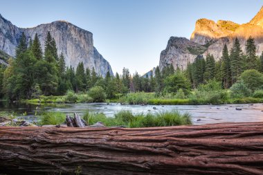 Klasik görünümünü Yosemite Vadisi'nden batımında Yosemite Milli Parkı, Kaliforniya, ABD