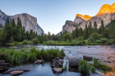 Klasik görünümünü Yosemite Vadisi'nden batımında Yosemite Milli Parkı, Kaliforniya, ABD