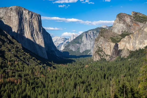 View of Yosemite park from Tunnel View. — Stock Photo, Image