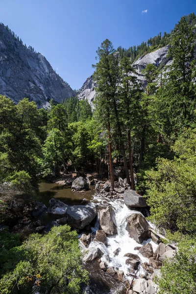 Parco nazionale dello Yosemite, fiume Merced al sentiero della nebbia . — Foto Stock