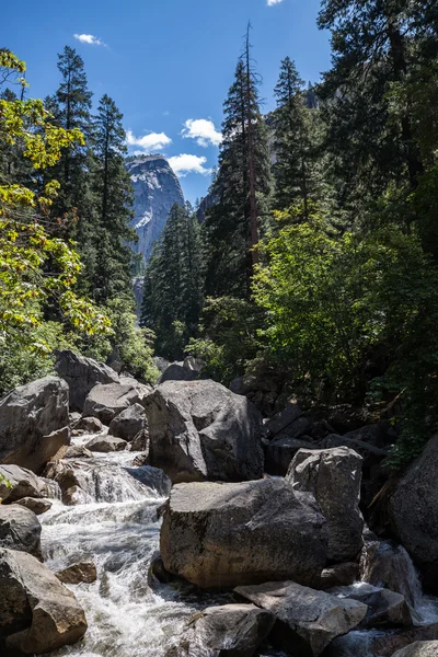 Fiume Merced nel Parco Nazionale dello Yosemite, California, USA — Foto Stock