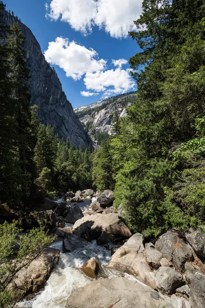 Merced River w Yosemite National Park, California, Stany Zjednoczone Ameryki — Zdjęcie stockowe