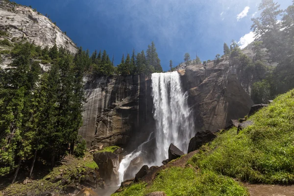 Vernal val in Yosemite National Park, Californië, Verenigde Staten. — Stockfoto
