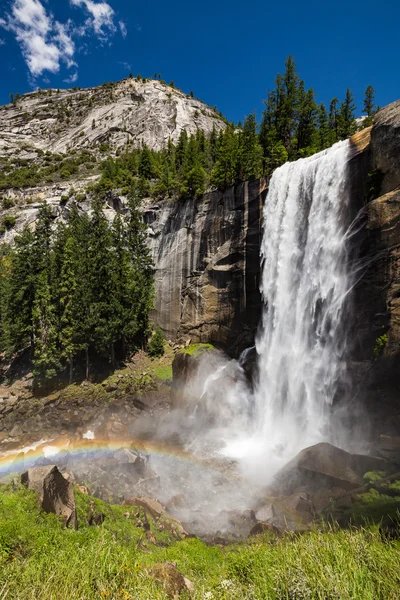Vernal val in Yosemite National Park, Californië, Verenigde Staten. — Stockfoto