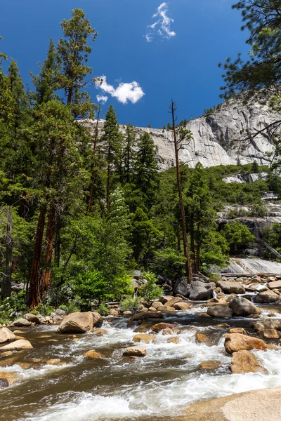 Vista del Parque Nacional Yosemite desde Mist Trail y John Muir Trail, California, EE.UU. . — Foto de Stock