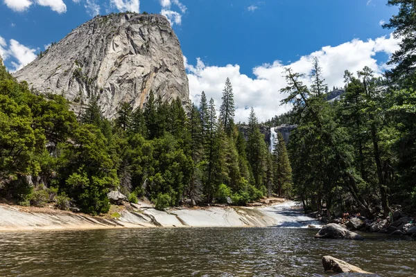 Emerald Pool e Liberty Cap nel Parco Nazionale dello Yosemite, California, USA . — Foto Stock