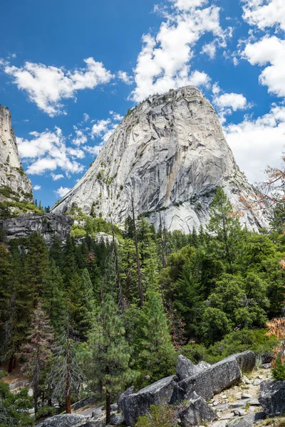 Liberty Cap in Yosemite National Park, California, USA. — Stock Photo, Image
