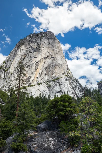 Liberty Cap в Национальном парке Йосэмит, Калифорния, США . — стоковое фото