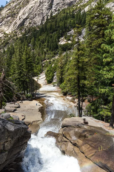 Veduta del Parco Nazionale dello Yosemite da Mist Trail e John Muir Trail, California, USA . — Foto Stock