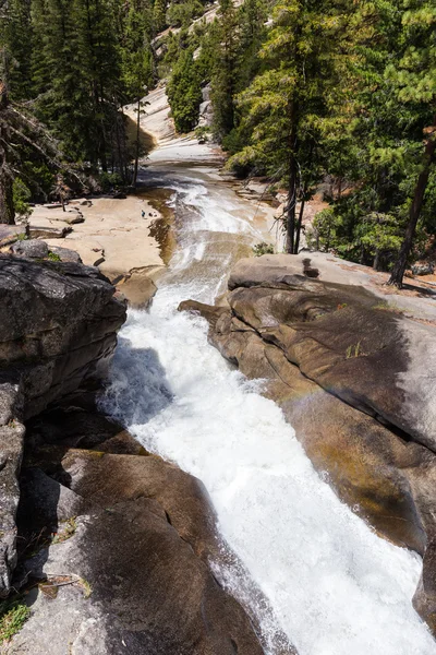 Widok z Parku Narodowego Yosemite z mgły smuga i John Muir szlak, California, Stany Zjednoczone Ameryki. — Zdjęcie stockowe