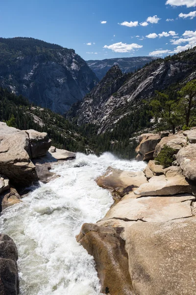 Nevadawaterval in Yosemite National Park, Californië, Verenigde Staten. — Stockfoto