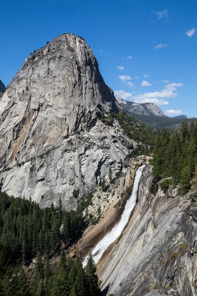 Liberty Cap w Yosemite National Park, California, Stany Zjednoczone Ameryki. — Zdjęcie stockowe