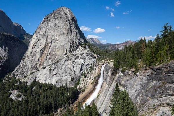 Nevada upadku i Liberty Cap w Yosemite National Park, California, Stany Zjednoczone Ameryki. — Zdjęcie stockowe