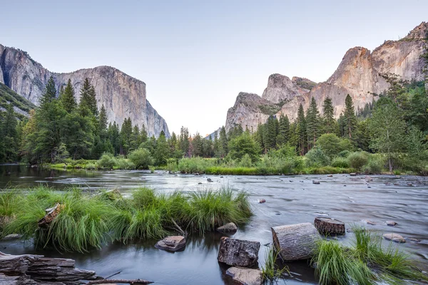 Vista clásica del valle de Yosemite al atardecer en el Parque Nacional de Yosemite, California, EE.UU. — Foto de Stock