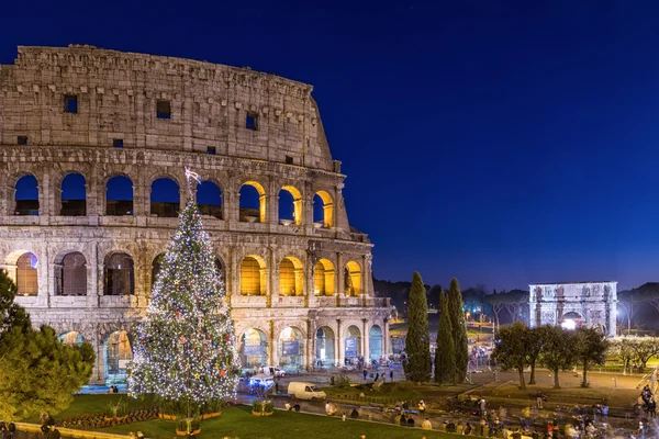 Coliseu em Roma no Natal durante o pôr do sol, Itália — Fotografia de Stock