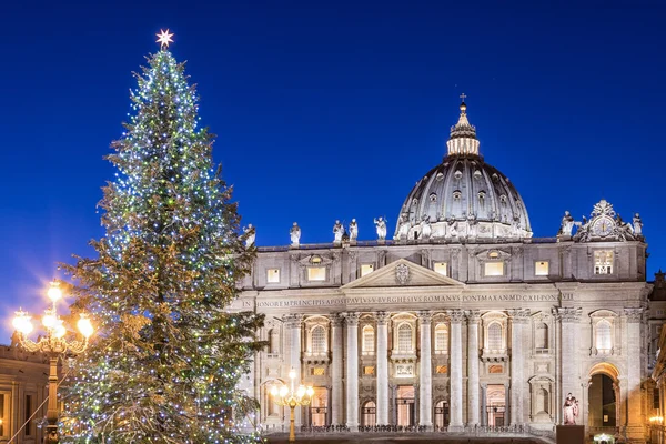 Собор Святого Петра на Рождество в Риме, Италия — стоковое фото