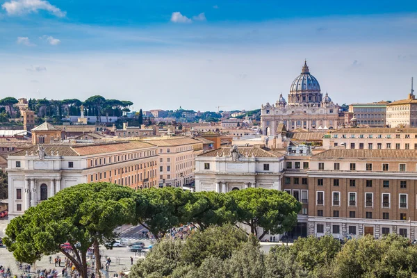 Skyline de Roma y Basílica de San Pedro desde Castel Sant 'Angelo — Foto de Stock