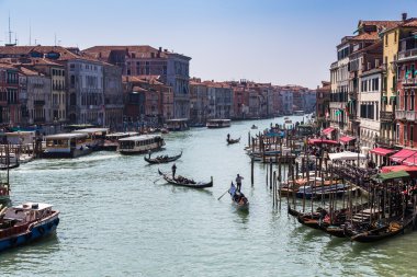 Venedik'teki Rialto Köprüsü'nden Grand Canal görünümünü