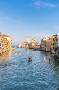 Canal Grande ve Basilica of Santa Maria della Salute batımında Venedik