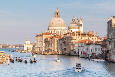 Canal Grande ve Basilica of Santa Maria della Salute batımında Venedik