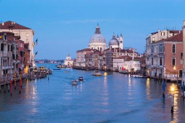 Canal Grande ve Basilica Santa Maria della Salute gece Venedik, İtalya