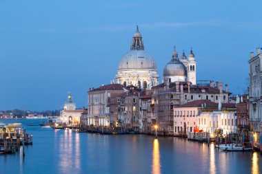 Canal Grande ve Basilica Santa Maria della Salute gece Venedik, İtalya