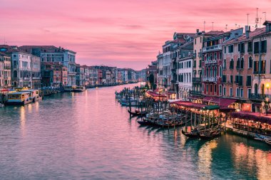 Rialto Köprüsü Venedik, İtalya'dan büyük Kanal üzerinde şaşırtıcı günbatımı