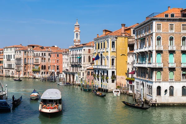 Canal Grande od mostu Rialto v Benátkách, Itálie — Stock fotografie