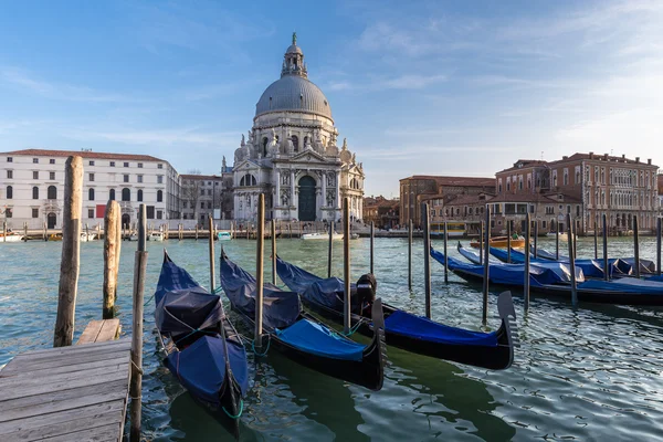 Gondole w Grand Canal i Bazyliki Santa Maria della Salute w Wenecji — Zdjęcie stockowe