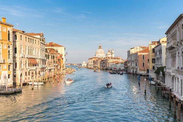 Canal Grandére és bazilika, Santa Maria della Salute napnyugtakor Velencében — Stock Fotó