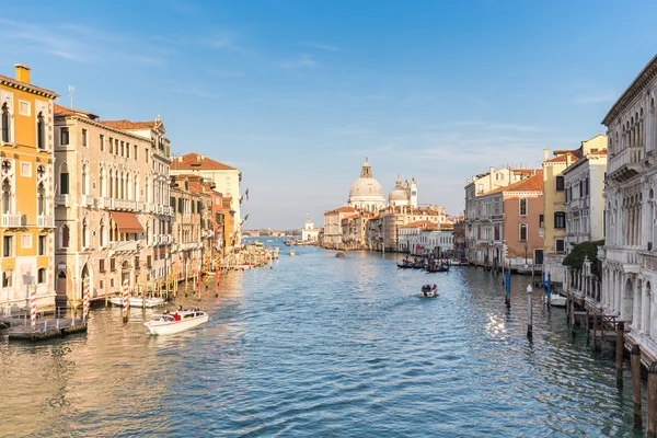 Gran Canal y Basílica de Santa Maria della Salute al atardecer en Venecia — Foto de Stock