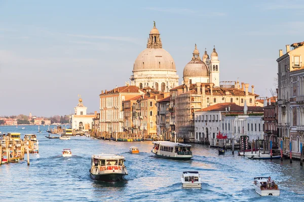 Canal Grande a bazilika ze Santa Maria della Salute při západu slunce v Benátkách — Stock fotografie