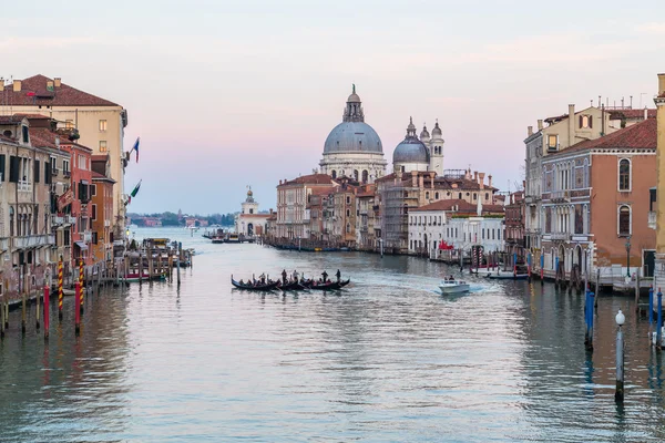 Grand Canal und die Basilika Santa Maria della Salute bei Sonnenuntergang in Venedig — Stockfoto