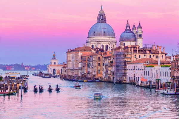 Canal Grande ve Basilica of Santa Maria della Salute batımında Venedik