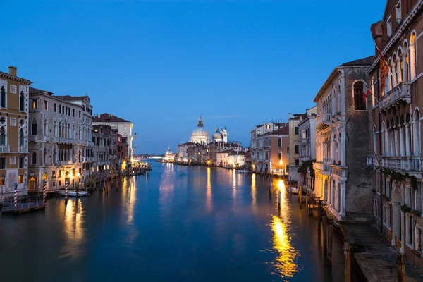 Gran Canal y Basílica Santa Maria della Salute por la noche en Venecia, Italia — Foto de Stock