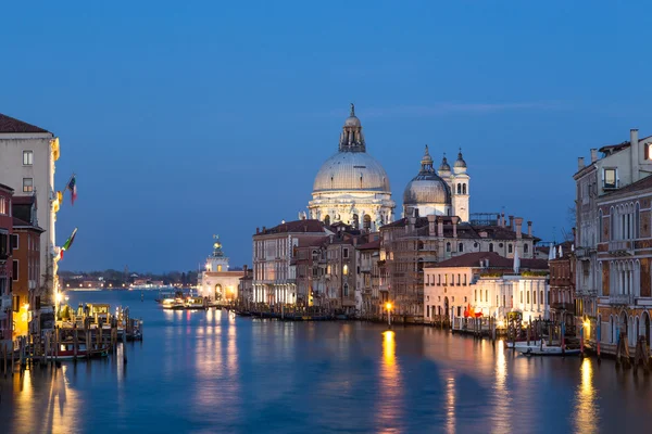 Canal Grande a bazilika Santa Maria della Salute v noci v Benátkách, Itálie — Stock fotografie