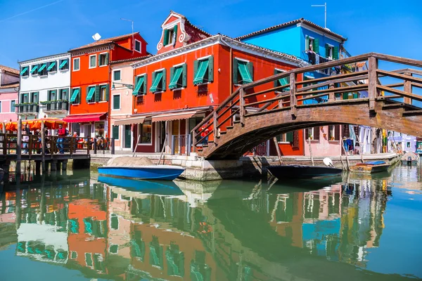 Malované domy Burano, v Benátské laguně, Itálie. — Stock fotografie