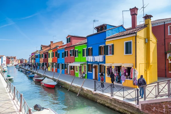 Casas pintadas de Burano, en la Laguna Veneciana, Italia . — Foto de Stock