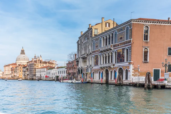 Canal Grande a bazilika Santa Maria della Salute v Benátkách, Itálie. — Stock fotografie