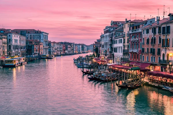 Rialto Köprüsü Venedik, İtalya'dan büyük Kanal üzerinde şaşırtıcı günbatımı