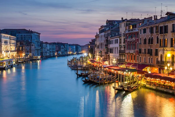 Pôr-do-sol incrível sobre o Grande Canal da Ponte Rialto, em Veneza, Itália — Fotografia de Stock