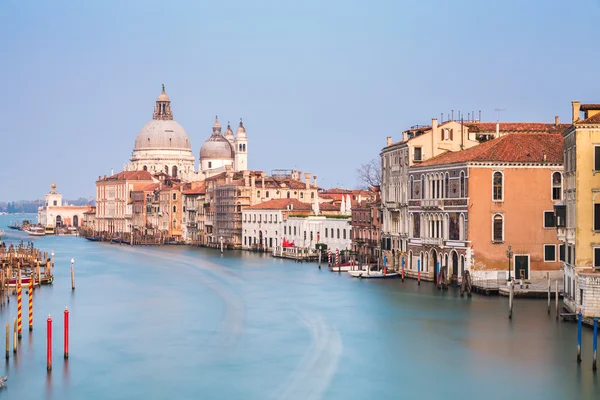 Grand Canal i Bazyliki Santa Maria della Salute w Wenecji, Włochy. — Zdjęcie stockowe