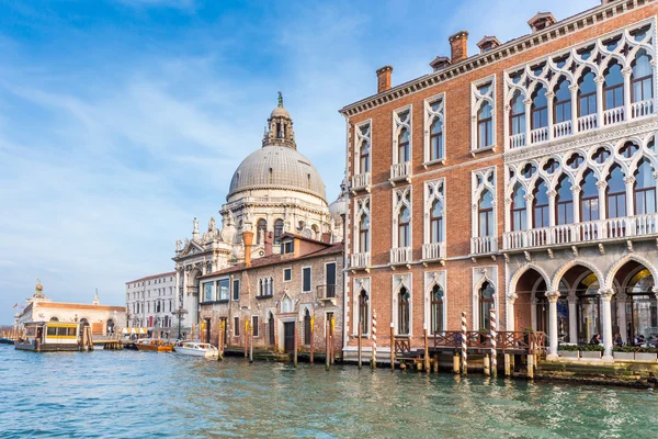 Grand Canal i Bazyliki Santa Maria della Salute w Wenecji, Włochy — Zdjęcie stockowe