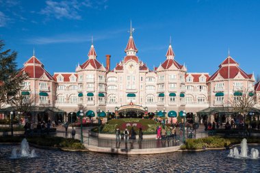 Disneyland Paris Castle gece Noel kutlamaları sırasında