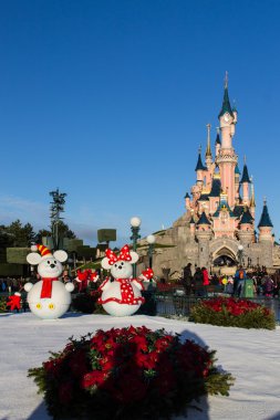 Disneyland Paris Castle gece Noel kutlamaları sırasında