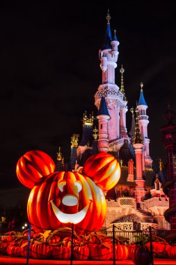 Disneyland Paris Castle Cadılar Bayramı kutlamaları sırasında